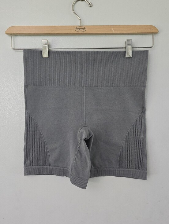 lululemon athletica Pants - LULULEMON high-waist Gray Shorts Cycling Yoga Gym Running Size Small *read